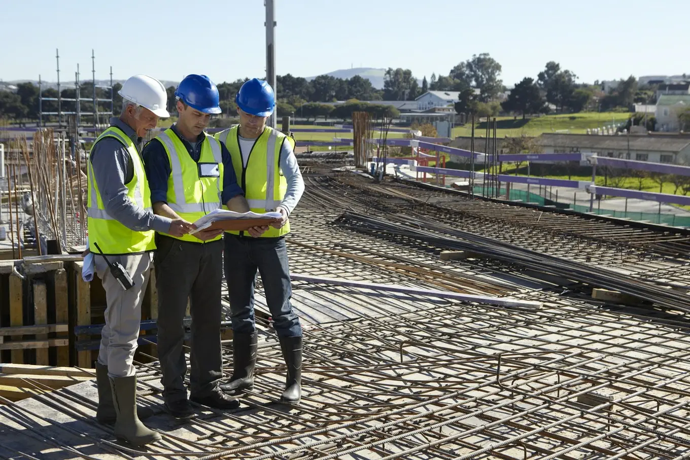 pracownicy na placu budowy